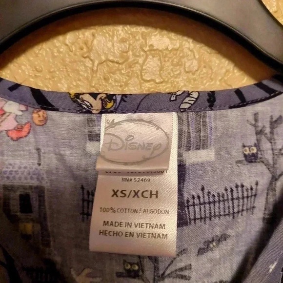 Disney HALLOWEEN Scrub Top Womens XS Mickey Minnie Mouse Donald Goofy - Picture 5 of 6